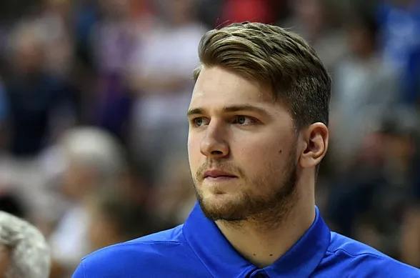 他穿着宽松 他穿着宽松