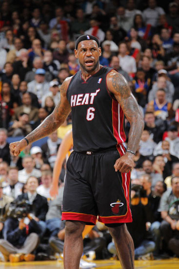 太阳轰18-0连续3季横扫奇才 布克17+8榜眼萨尔19+15